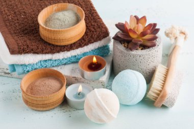 Banyo bomba ve Fas kil tozu, fırça ile spa kompozisyon ve beyaz zemin üzerine mumlar yaktı