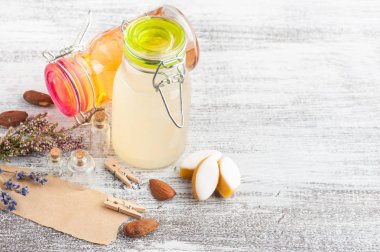 Ev yapımı elma ve ahşap masa üzerinde taze elma