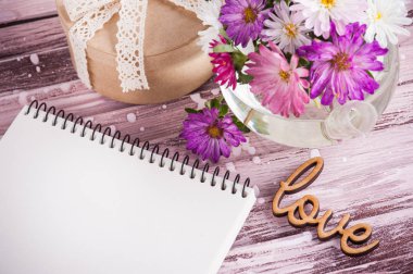 Pembe mor Bahçe çiçek ve ahşap arka plan üstünde boş defter