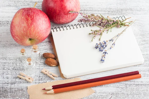 Leere Notizbücher Und Bleistifte Äpfel Und Herbstliches Dekor Auf Holztisch — Stockfoto