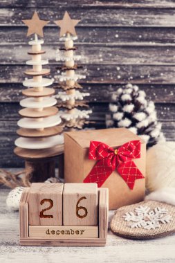 Zanaat kutusu, kırmızı yay, ahşap Noel ağaçları ve dekorasyon hediye. Boxing günü