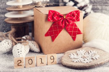 Zanaat kutusu, kırmızı yay, ahşap Noel ağaçları ve dekorasyon hediye. Tonda ve kar  