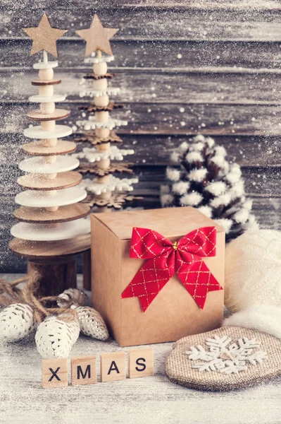 Bastelbox Rote Schleife Hölzerne Weihnachtsbäume Und Dekorationen Getönt Und Geschneit — Stockfoto