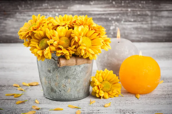 Gros Plan Chrysanthème Jaune Doré Pot Étain Sur Fond Bois — Photo