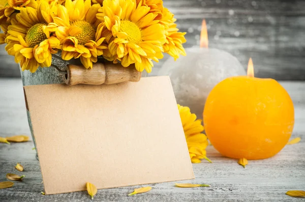 Bastelumschlag Und Goldgelbe Chrysanthemen Blechtopf Auf Hölzernem Hintergrund Kopierraum Für — Stockfoto