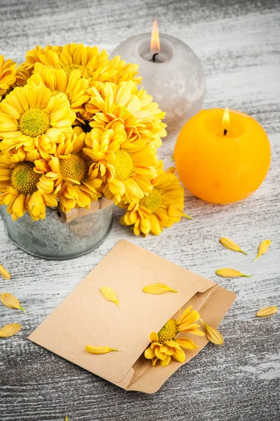Bastelumschlag Und Goldgelbe Chrysanthemen Blechtopf Auf Hölzernem Hintergrund Kopierraum Für — Stockfoto
