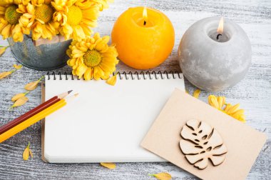 Boş defter ve ahşap zemin üzerine sarı krizantem. Metin için yer kopyalayın