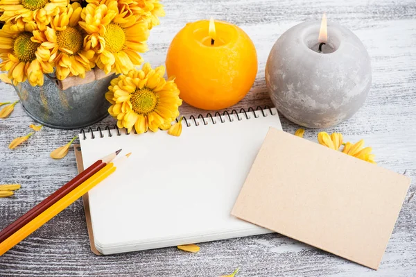 Carnet Vide Chrysanthème Jaune Sur Fond Bois Espace Copie Pour — Photo