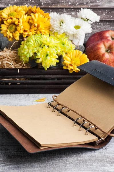 Leeres Notizbuch Und Gelbe Chrysanthemen Auf Hölzernem Hintergrund Kopierraum Für — Stockfoto