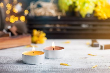 Yanan mumlar, krizantem ve ahşap arka plan üzerinde yanan ışıklar