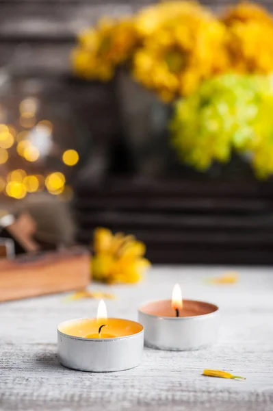 Aangestoken Kaarsen Chrysant Verlichte Lichten Houten Achtergrond — Stockfoto