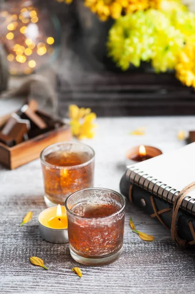 Lunettes Avec Bougies Allumées Théière Sur Fond Bois — Photo