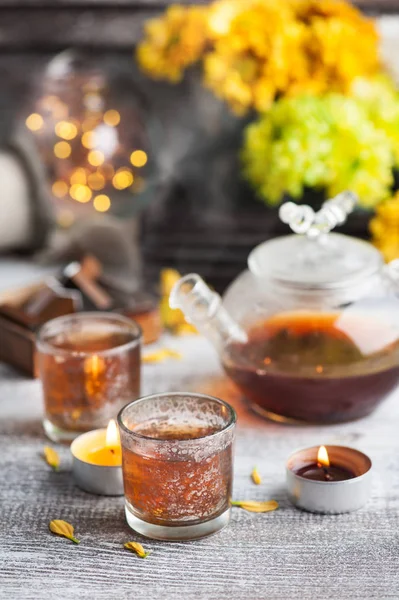 Gläser Mit Brennenden Kerzen Und Teekanne Auf Holzgrund — Stockfoto