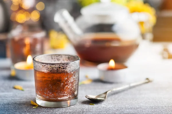 Gafas Con Velas Encendidas Tetera Sobre Fondo Madera —  Fotos de Stock