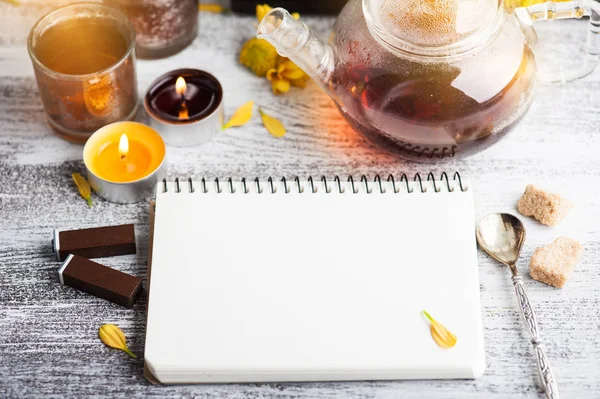 Cuaderno Vacío Con Velas Encendidas Tetera Sobre Fondo Madera Copiar —  Fotos de Stock