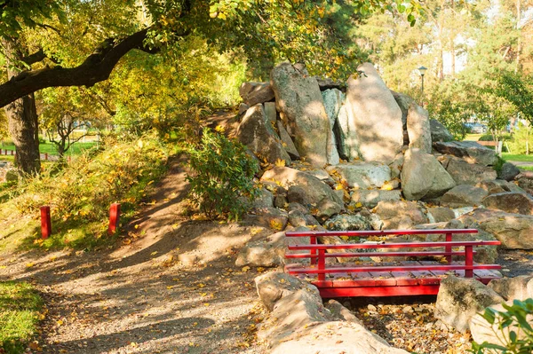 赤い橋 禅の雰囲気を持つ石造りの庭と和風の公園の秋の風景 — ストック写真