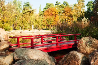Park kırmızı köprü, zen atmosfer ile taş bahçe ile Japon tarzında sonbahar sahne