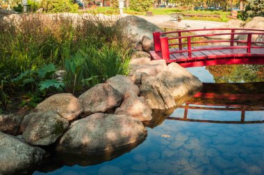Park kırmızı köprü, zen atmosfer ile taş bahçe ile Japon tarzında sonbahar sahne