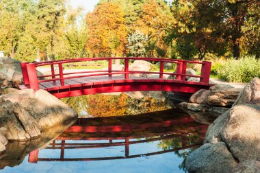 Park kırmızı köprü, zen atmosfer ile taş bahçe ile Japon tarzında sonbahar sahne