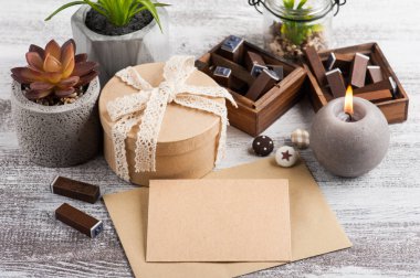 Boş tekne zarf, succulents ve ahşap arka plan üzerinde yanan mum. Metin için yer kopyalayın