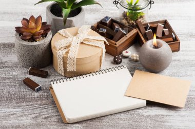 Not defteri, succulents ve ahşap arka plan üzerinde yanan mum boş. Metin için yer kopyalayın