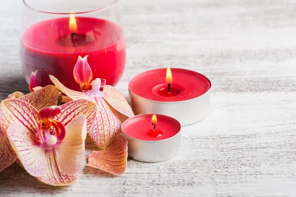 Spa Stilleven Met Rood Oranje Orchidee Verlichte Kaars Houten Achtergrond — Stockfoto
