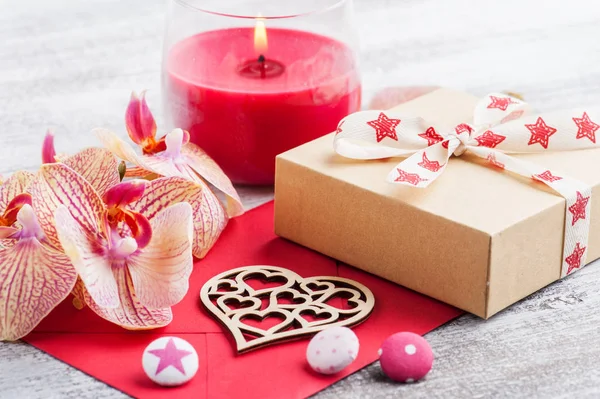 Orquídeas Sobre Rojo Caja Regalo Artesanal Sobre Fondo Madera —  Fotos de Stock