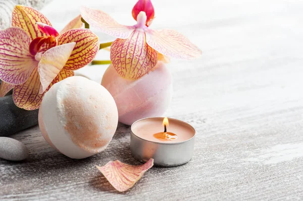 Wellness Stillleben Mit Badebomben Kieselsteinen Und Roter Orangefarbener Orchidee Auf — Stockfoto