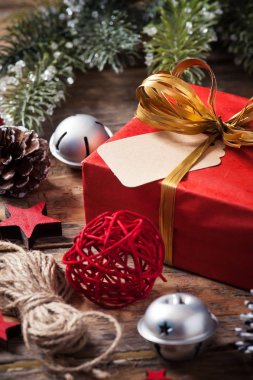 Kırmızı Noel hediyesi vintage tarzı koyu ahşap zemin üzerine altın yay ile