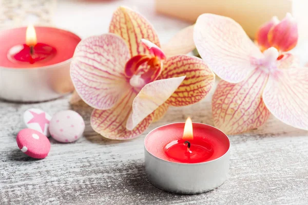 Orquídeas Caja Regalo Artesanal Velas Encendidas Velas Sobre Fondo Azul —  Fotos de Stock