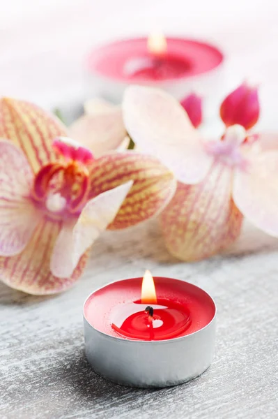 Spa Naturaleza Muerta Con Orquídea Naranja Roja Vela Encendida Sobre —  Fotos de Stock