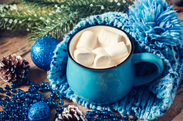 Niebieski Kubek Kawy Prawoślazu Boże Narodzenie Wystrój Zbliżenie Ciemnym Tle — Zdjęcie stockowe