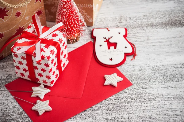 Regalo Rojo Sobre Saludo Bolsas Artesanía Con Decoraciones Navideñas Copiar — Foto de Stock