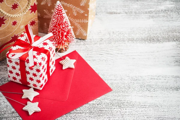 Regalo Rojo Sobre Saludo Bolsas Artesanía Con Decoraciones Navideñas Copiar — Foto de Stock