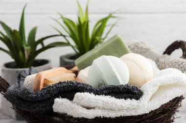 Banyo bomba ile sepet havlu katlanmış