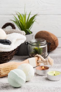 Banyo bomba ile sepet havlu katlanmış. Kopya alanı