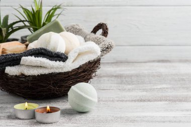 Banyo bombalar ve yanan mum sepetinde katlanmış havlu. Kopya alanı