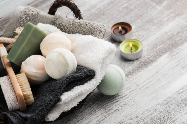 Banyo bombalar ve yanan mum sepetinde katlanmış havlu. Kopya alanı