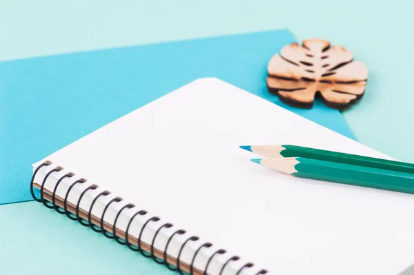Mesa Trabajo Color Verde Menta Con Sobre Lápices Cuaderno Vacío —  Fotos de Stock