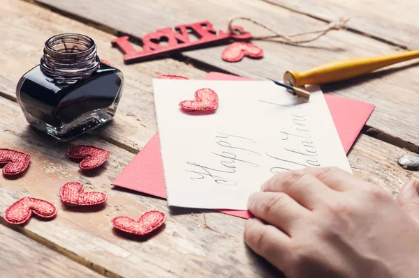 Mani Femminili Lettering Buon San Valentino Segno Composizione Fai Tavolo — Foto Stock