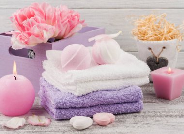 Lavanta köpük banyosu bomba ve sabunlar, spa konseptiyle havlu ve laleler