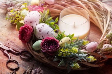 Yumurta ve çiçek ve aroma mum, kompozisyon rustik ahşap tablo Easter DIY çelenk