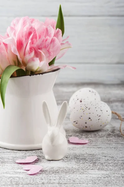 Frische Rosa Tulpenblüten Krug Herzen Und Estereier Auf Rustikalem Holzgrund — Stockfoto