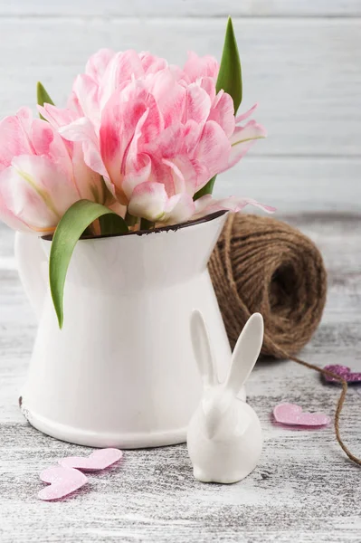 Flores Tulipán Rosadas Frescas Jarra Corazones Conejito Ester Sobre Fondo —  Fotos de Stock