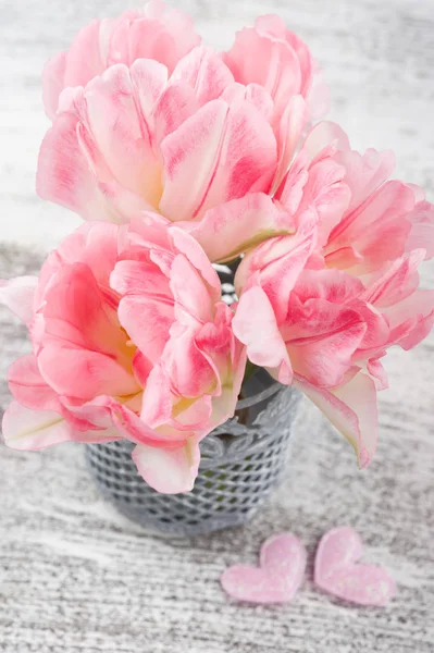 Flores Corazones Tulipán Rosa Fresco Sobre Fondo Rústico Madera —  Fotos de Stock