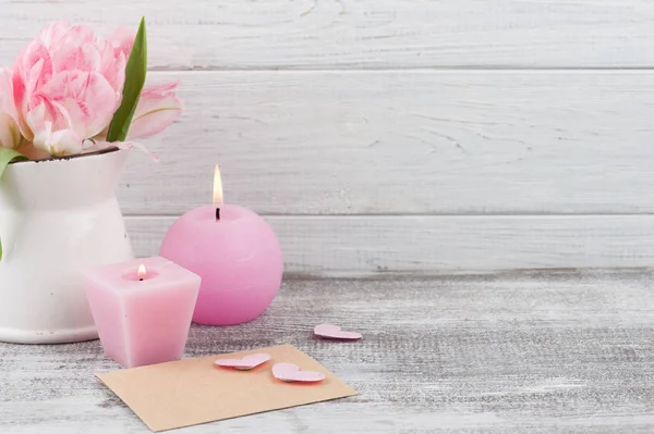 Verse Roze Tulp Bloemen Aangestoken Kaarsen Rustieke Houten Achtergrond — Stockfoto