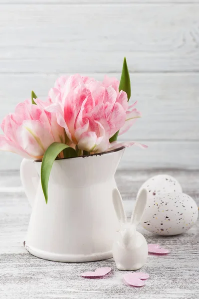 Свежие Розовые Цветы Тюльпан Кувшине Сердца Пасхальные Яйца Ржавом Деревянном — стоковое фото
