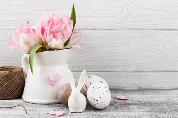 Tulipan Różowy Świeże Kwiaty Dzbanku Serca Wielkanocne Jajka Podłoże Drewniane — Zdjęcie stockowe