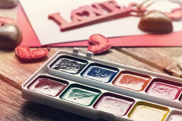 Samenstelling Van Gelukkige Valentijnskaart Met Chocolade Harten Rustieke Houten Tafel — Stockfoto