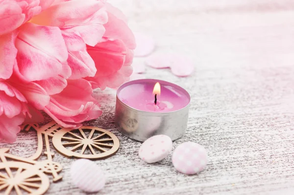 Frische Rosa Tulpenblumen Herzen Und Brennende Kerze Auf Rustikalem Holzgrund — Stockfoto